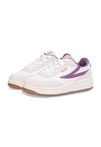 Scarpe da ginnastica bianche con accenti viola, tomaia in tessuto perforato, suola in gomma e colletto imbottito. Logo Fila sul lato.