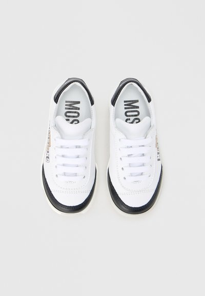 Λευκά αθλητικά παπούτσια με μαύρες λεπτομέρειες, επάνω μέρος από υφασμένο δέρμα, στρογγυλή μύτη, κλείσιμο με κορδόνια και τυπωμένο λογότυπο στην εσωτερική σόλα.