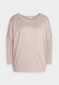 Maglione lavorato a maglia di un beige chiaro con scollatura rotonda, spalle basse e dettagli a coste sulle maniche. Texture morbida e vestibilità rilassata.