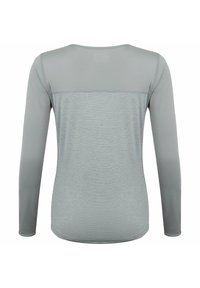 Lange mouwen sporttop in lichtgrijs. Soepele textuur met een iets donkerder grijze paneel over de schouders en rug. Eenvoudig, zonder versieringen.