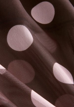 Material maro transparent cu o textură de plasă, având buline mari roz dispuse într-un model împrăștiat. Aspect moale și ușor.