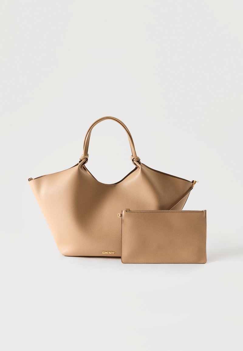 Grand sac cabas en cuir beige avec doubles poignées et une pochette plate assortie zippée devant sur fond blanc.