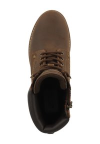 Bruine leren laars met een afgeronde neus, vetersluiting, gewatteerde kraag en lichte stiksels. Het interieur heeft een gladde donkere voering.