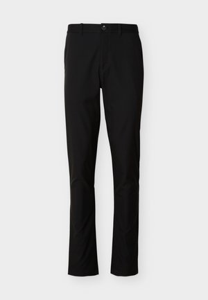 Schwarze, schlank geschnittene Hose mit Knopf- und Reißverschluss, Gürtelschlaufen und geraden Hosenbeinen vor weißem Hintergrund.