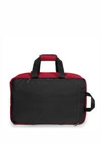 Svart och röd duffelväska med rektangulär form, tygmaterial, dubbla handtag och en zip-fack på framsidan.