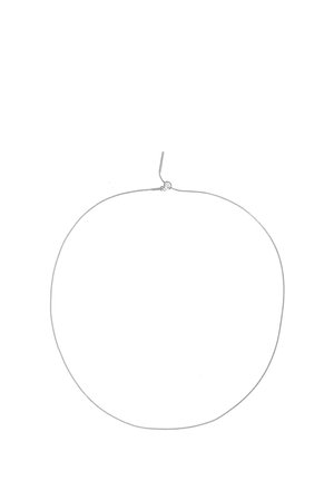 Silberdraht-Halskette in runder Form mit einem einfachen Knoten und einer Schlaufe als Verschluss. Minimalistisches Design mit glatter Textur.