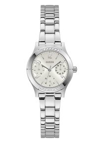 Orologio da polso con bracciale in metallo argentato, quadrante bianco, tre subquadranti, dettagli in cristallo sulla lunetta e logo "GUESS" al centro.
