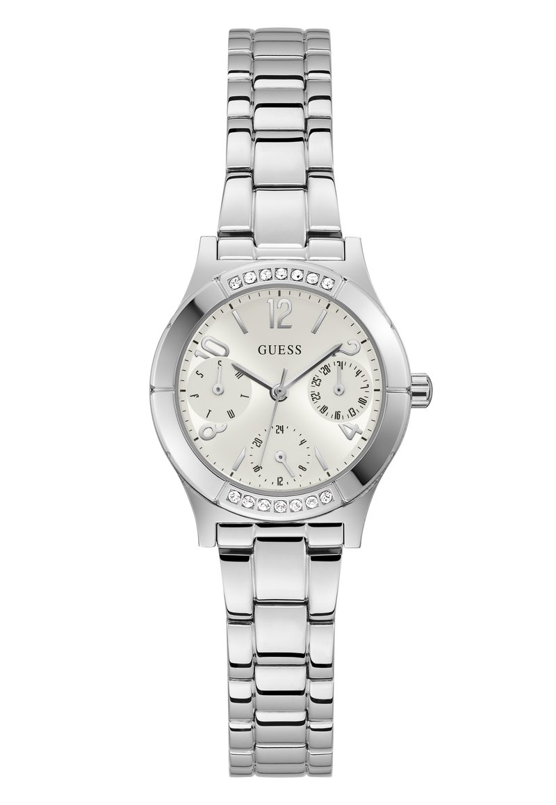 Orologio da polso con bracciale in metallo argentato, quadrante bianco, tre subquadranti, dettagli in cristallo sulla lunetta e logo "GUESS" al centro.