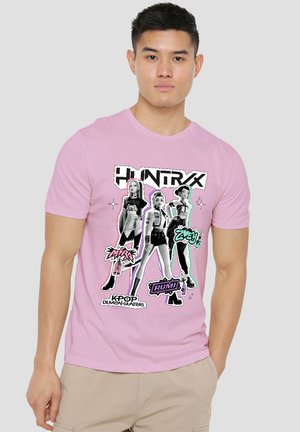 NETFLIX, KPOP DEMON HUNTERS HUNTRIX SCRAPBOOK POSES - Print T-shirt - pink