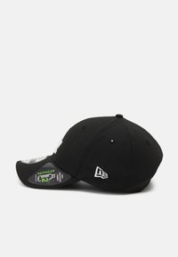Gorra de béisbol negra hecha de tela, con visera curva, detalles de logo en blanco y una etiqueta que indica material reciclado.