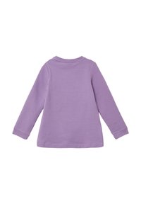 Effen lavendel shirt met lange mouwen en ronde hals, getoond vanaf de achterkant op een witte achtergrond.