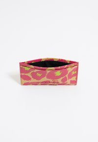 Roze en groene luipaardprint portemonnee, met een textuur aan de buitenkant en een gladde voering aan de binnenkant. Compact ontwerp met een open bovenkant.