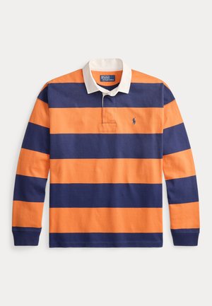 Rugby tričko s dlhým rukávom, široké horizontálne pruhy v námorníckej modrej a oranžovej farbe a biely golier, logo Polo Ralph Lauren na hrudi.