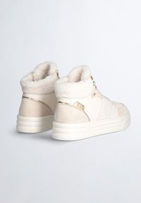 Sneaker high-top color crema con imbottitura fluffy alla caviglia, dettagli in suede, hardware dorato e suola piatta testurizzata.