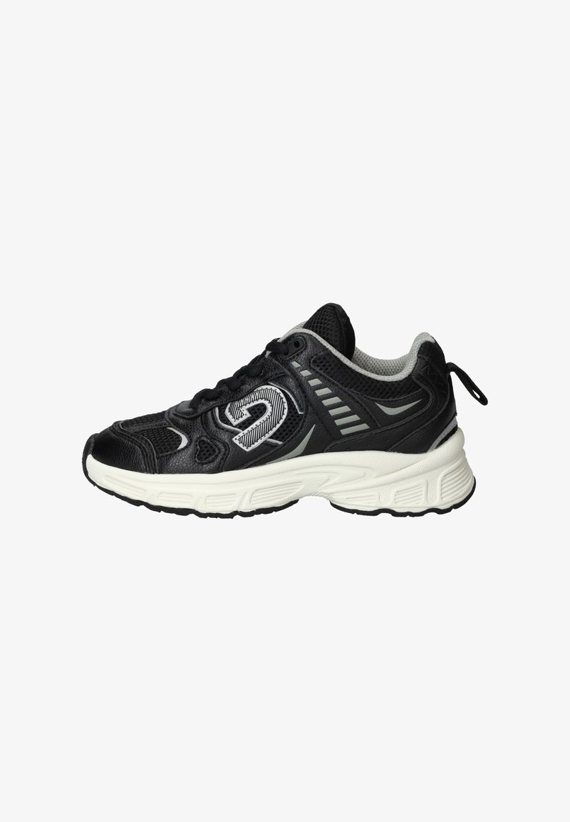 Chaussure de sport noire avec une tige en mesh, semelle en caoutchouc et accents gris. Présente un logo distinctif et des bandes latérales pour plus de détails.