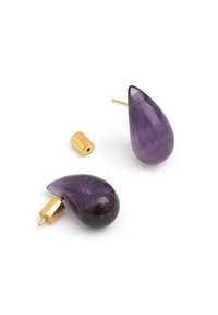 Pendientes de amatista con forma de lágrima, que presentan un rico tono púrpura y una superficie pulida. Montura y elementos en tono dorado.