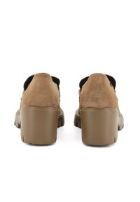 Scarpe con tacco alto in suede marrone con tacco a blocco. La vista posteriore mostra una finitura liscia e bordi arrotondati, con una fodera interna nera.