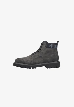 Stivaletti alla caviglia in suede grigio scuro con chiusura lacci, collo imbottito e suola gommata nera a contrasto con profonde scanalature per la trazione.