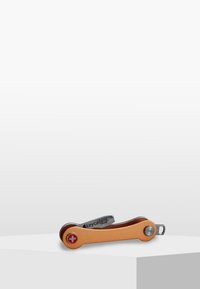 Multiverktyg i schweizisk armystil med en orange syntetisk kropp, silverfärgade accenter, flera utdragbara verktyg och ett röd kors-emblem.