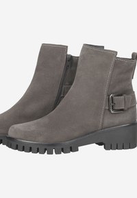 Bottines en suède gris avec fermeture éclair sur le côté, accent de boucle et semelles en caoutchouc robustes. Elles présentent un bout rond et des coutures contrastées.