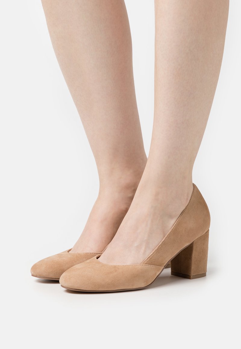 andré richelieu femme