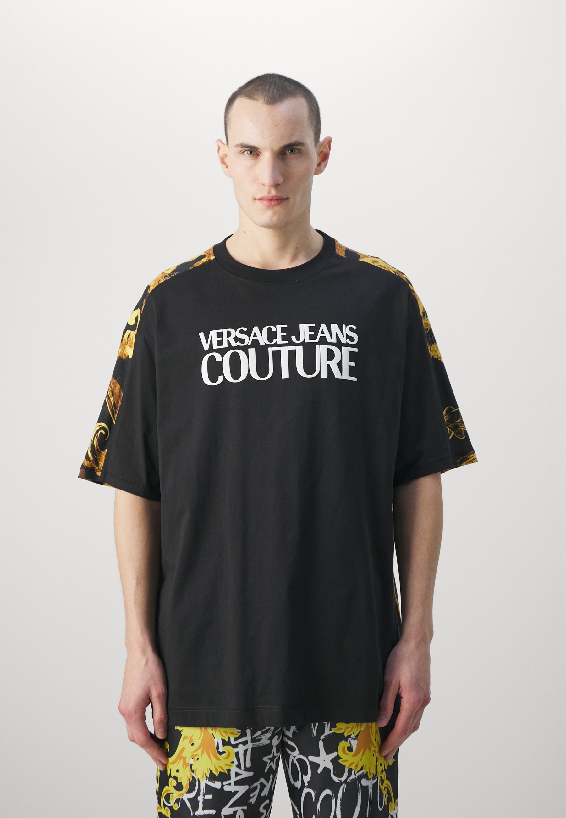 VERSACE JEANS COUTURE バロック ロゴ Tシャツ Versace Jeans Couture LOGO - Print T-shirt - black/gold