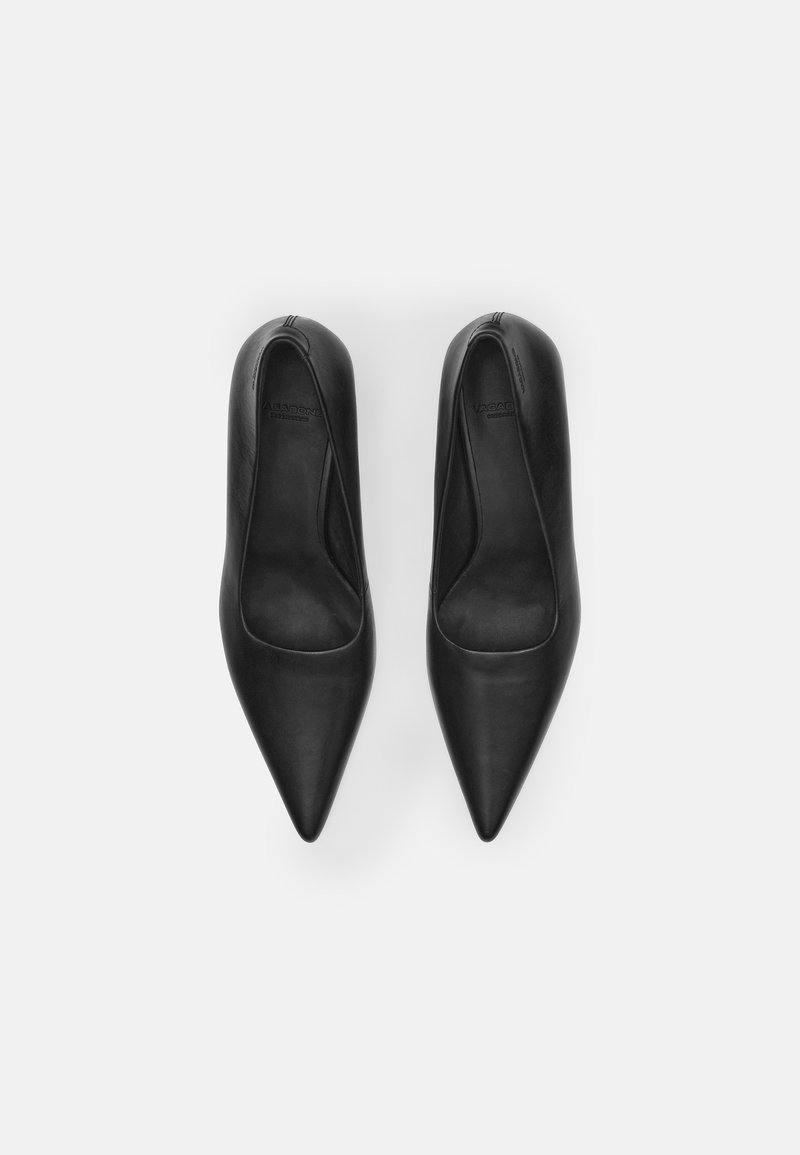 Czarne skórzane buty na wysokim obcasie z wąskim noskiem i gładkim wykończeniem. Elegancki design z prostą sylwetką i bez widocznych ozdób.