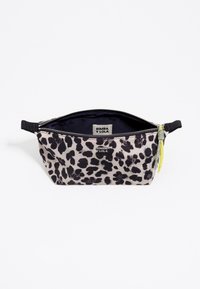 Kosmetyczna torba w wężowy wzór z czarnym zamkiem błyskawicznym, kontrastującym zielonym uchwytem oraz granatowym wnętrzem; wewnątrz oznaczona napisem 'BIMBA Y LOLA'.