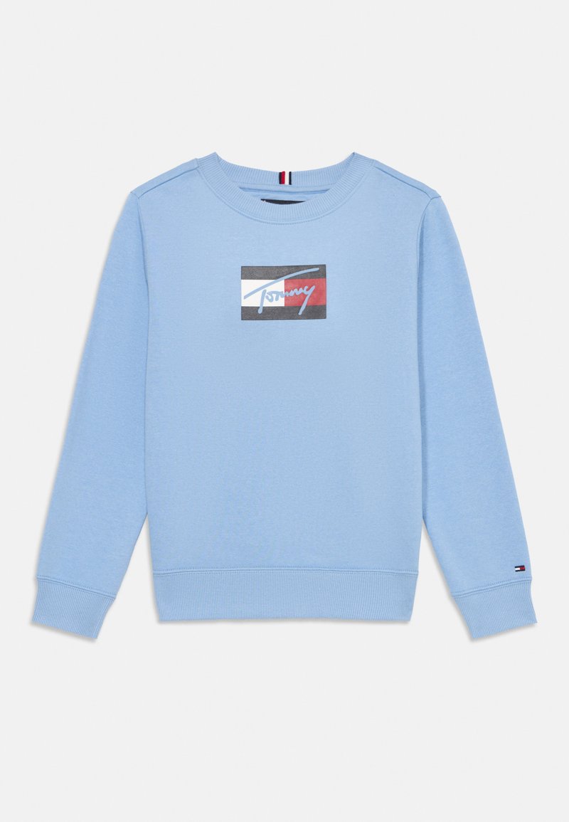 Helles blaues Sweatshirt aus weichem Stoff, mit einem rechteckigen Logo in Schwarz, Weiß und Rot. Gerippte Bündchen und Saum mit Logodetail am Ärmel.