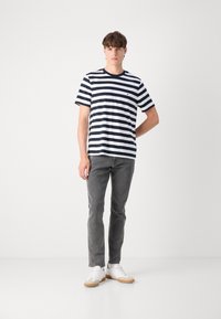 Tommy Hilfiger ESSENTIAL TEE - T-shirt basic - desert sky/white