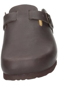 Braune Lederclogs mit abgerundeter Zehenpartie, ausgestattet mit einem verstellbaren Riemen und einer glatten Oberfläche, die auf einer konturierten Sohle ruht.