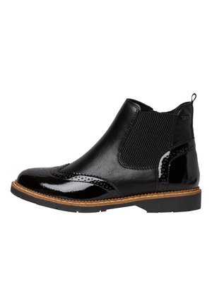 Czarny skórzany sztyblet Chelsea z detalami w stylu brogue, elastyczną boczną wstawką, pętelką do zakładania i kontrastującym brązowym paskiem wzdłuż czarnej gumowej podeszwy.