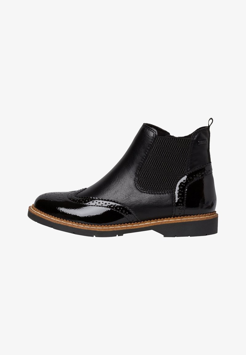 Botte Chelsea en cuir noir avec détails brogue, panneau latéral élastique, languette de traction et semelle en caoutchouc noire avec une bordure marron contrastante.