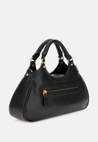 Sac à main en cuir noir à texture grainée avec deux poignées, quincaillerie dorée et poche zippée à l'avant, présenté sur un fond blanc uni.