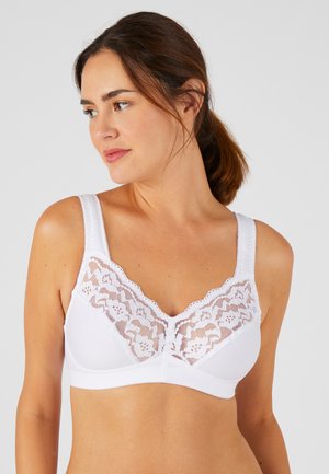 Soutien-gorge blanc avec des détails en dentelle au niveau du col, bretelles larges et finition en tissu lisse, comportant un motif floral sur la dentelle.