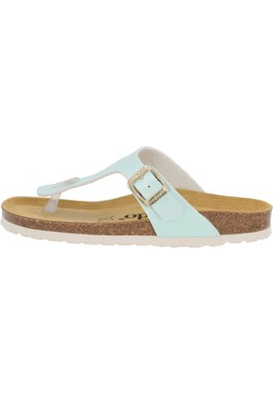 Lyseblå tætsiddende sandal med spænde-detalje, kork-fodbed og tekstureret gummisål, designet til komfort og stil.