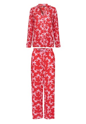 Rood pyjama set gemaakt van zachte stof met witte strikpatronen. De top heeft lange mouwen en een knoopsluiting; de broek heeft een elastische tailleband.