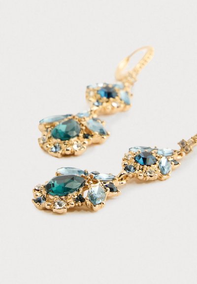 Aukso tono auskarai su gėlių raštu, papuošti mėlynais ir žaliais akmenimis, įskaitant apvalias, ašarėlės ir markizės formas.
