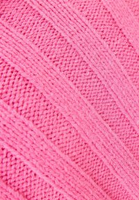 Stickad tyg i klar rosa, med texturerade diagonala ränder och ett mjukt, tjockt väv. Inga synliga mönster eller accenter.