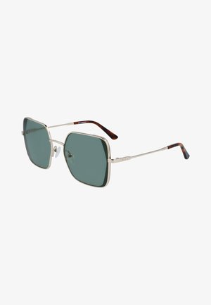 Occhiali da sole quadrati in metallo con lenti verdi, sottile montatura argento e aste accentate in marrone. Presentano cuscinetti per il naso per il massimo comfort.