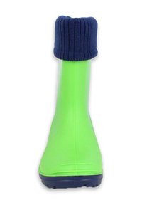 Groene rubberen laars met een marineblauwe gebreide rand aan de bovenkant, met een gladde textuur en een stevige outsole.
