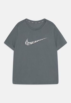 Camiseta gris de manga corta hecha de tela suave, con el logo de Nike en blanco. Cuello redondo y diseño simple sin patrones.