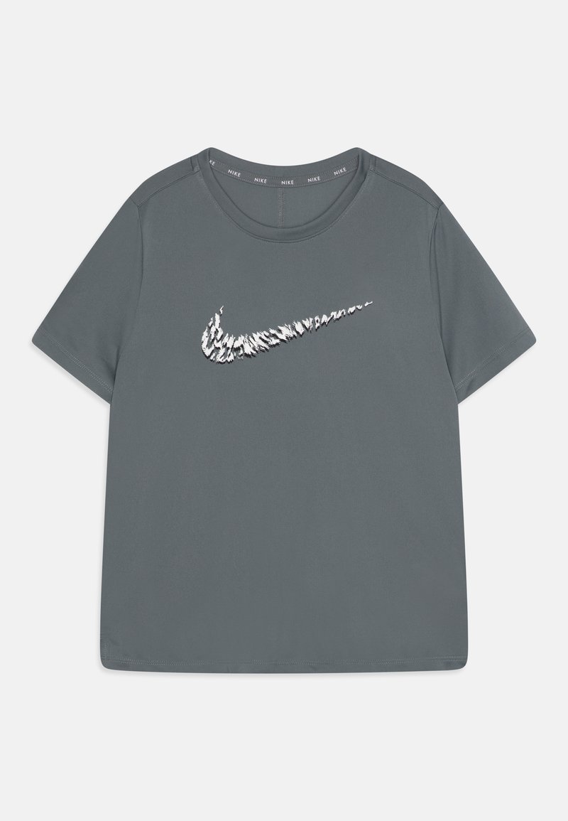 Camiseta gris de manga corta hecha de tela suave, con el logo de Nike en blanco. Cuello redondo y diseño simple sin patrones.