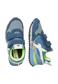 Blå och grå idrottsskor med en texturerad mocka- och nätovandel, som har dubbla kardborreband, neongröna accenter och en mönstrad sula.