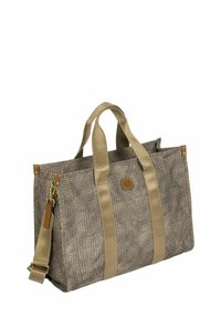 Sac fourre-tout tissé gris et beige avec deux poignées solides beige, une bandoulière réglable et des accents en cuir sur le devant et les ferrures de la bandoulière.