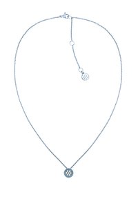 Zilveren ketting met een ronde hanger die zes ingelegde heldere kristallen bevat, een gladde textuur en een karabijnhaaksluiting.
