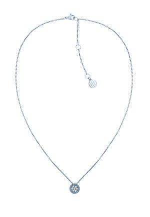 Collier enchaîné en argent avec un pendentif rond comportant six cristaux transparents intégrés, texture lisse et fermoir en lobster.