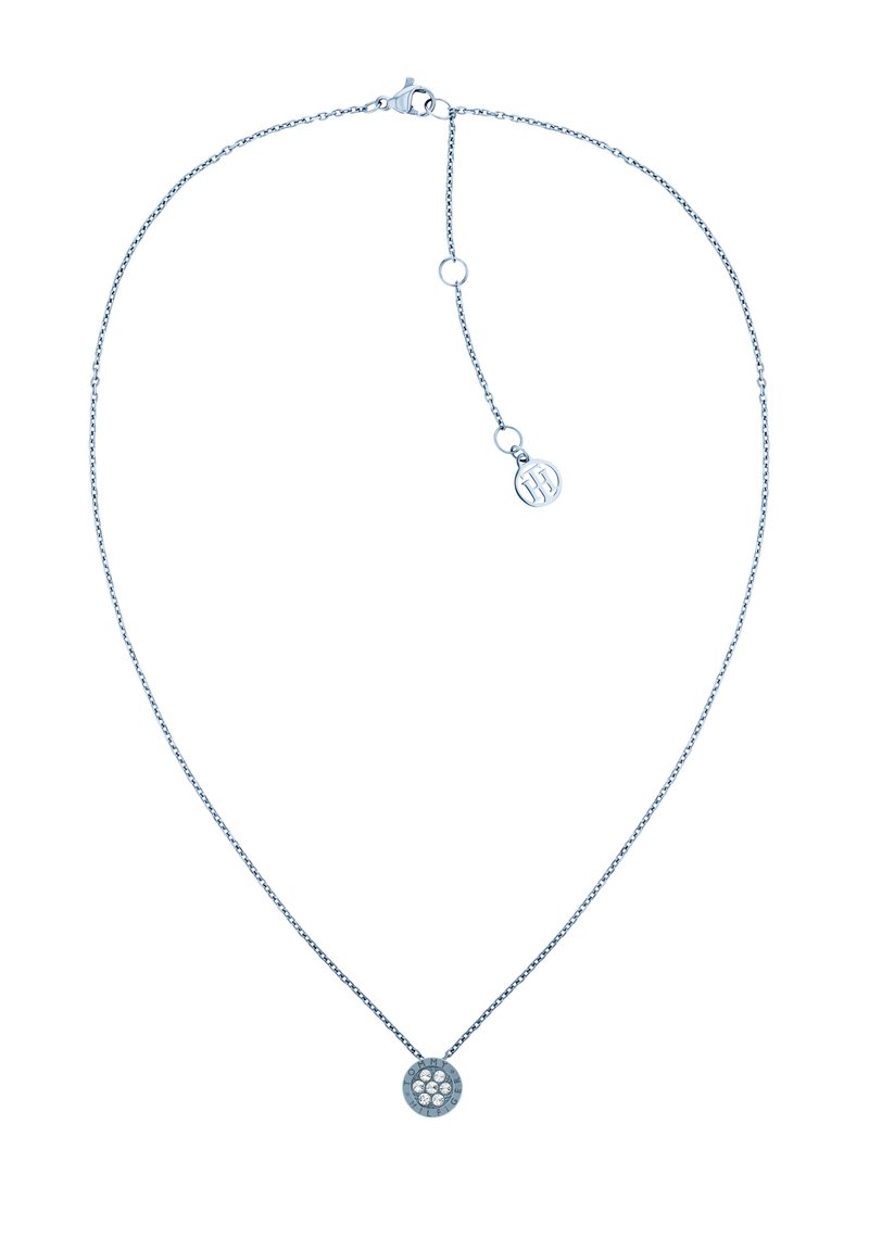 Zilveren ketting met een ronde hanger die zes ingelegde heldere kristallen bevat, een gladde textuur en een karabijnhaaksluiting.