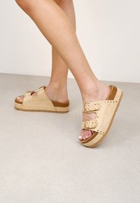 Bosanova CON DOS CORREAS - Sandalias planas - arena