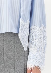 Object OBJALI  - Blouse - brunnera blue/white